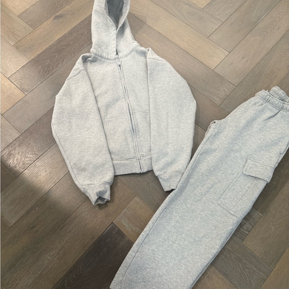 Aritzia Cozy Gray Sweatfleece Hoodie pants are size xs jackets is size small